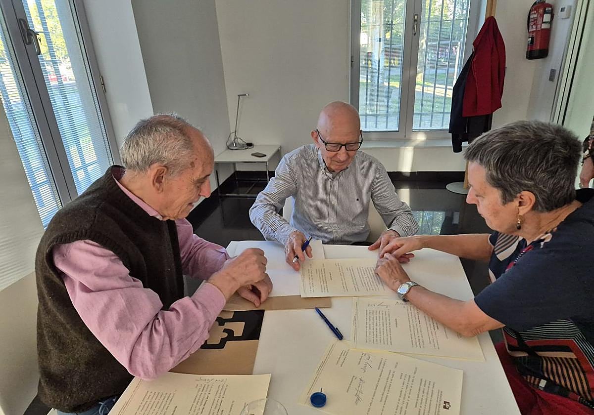 José Noriega, entre Antonio Piedra y Rosa Redondo.