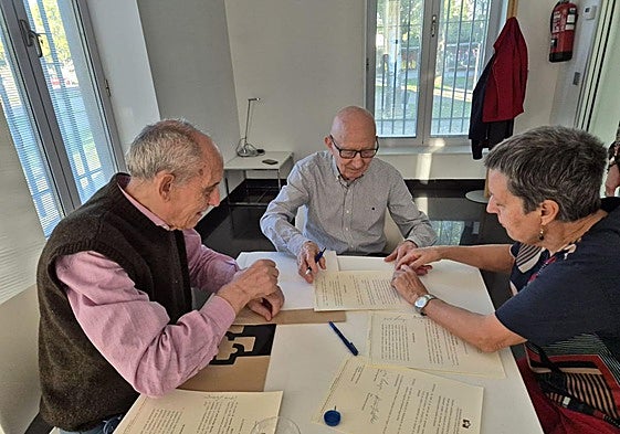 José Noriega, entre Antonio Piedra y Rosa Redondo.