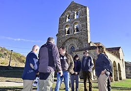 Visita de touroperadores de seis países, este miércoles a la iglesia de San Salvador de Cantamuda.
