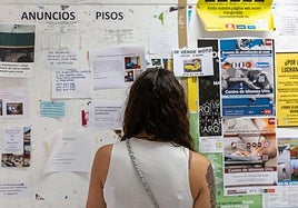 Una joven mira anuncios de alquiler para jóvenes en una imagen de archivo.