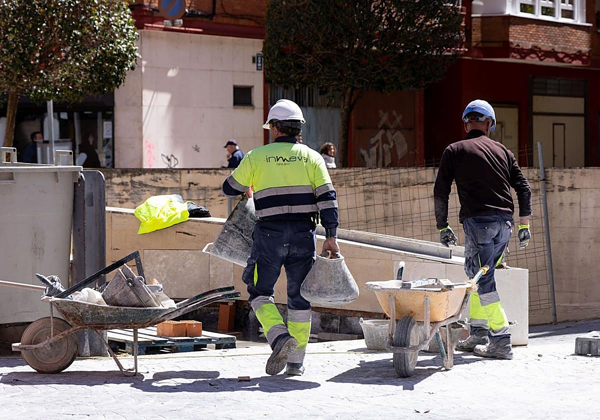 Imagen de archivo de trabajadores de la construcción en Valladolid.