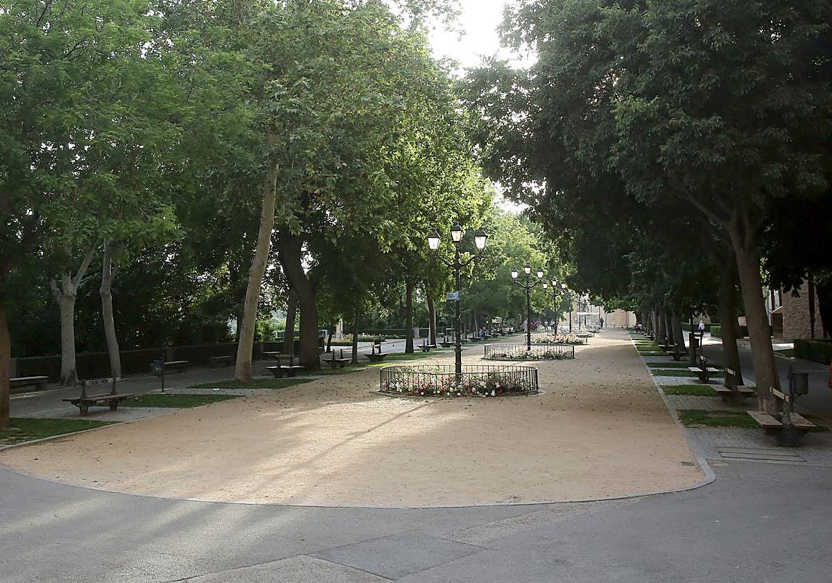 Vista general del paseo del Salón en la ciudad de Segovia.