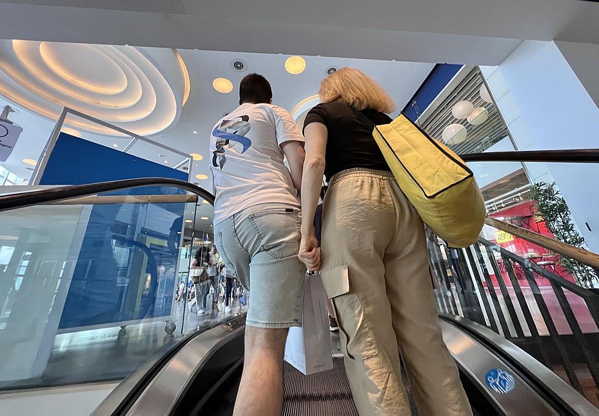 Compras en un centro comercial de Valladolid durante un domingo de apertura autorizada para el comercio.