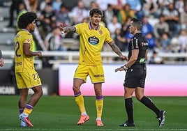 Juric se dirige al colegiado Manuel Ángel Pérez en presencia de Peter Federico durante el último Burgos CF-Real Valladolid CF