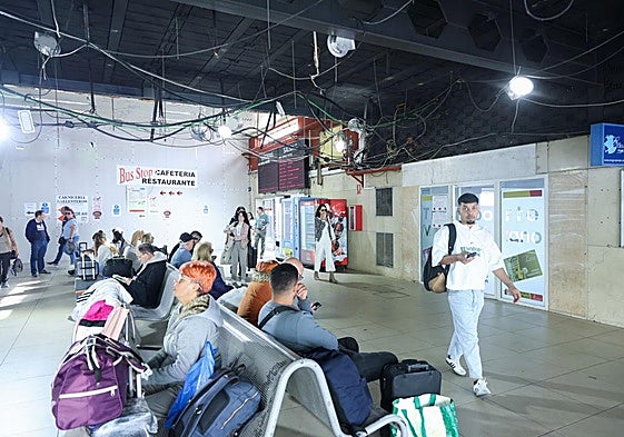 Viajeros esperan la salida de los autocares en la entrada por la calle San José.
