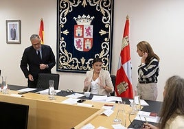 Carlos Pollán (Vox), Ana Sánchez (PSOE) y Fátima Pinacho (Vox), hablan antes de la Mesa de las Cortes celebrada esta mañana con la letrada mayor, Laura Seseña.