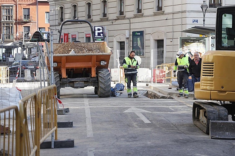 Las obras en la calle Gamazo, a la altura de la plaza de Madrid, donde continuarán este lunes.