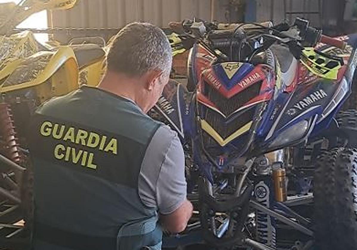 Un agente de la Guardia Civil, con el quad en cuestión.