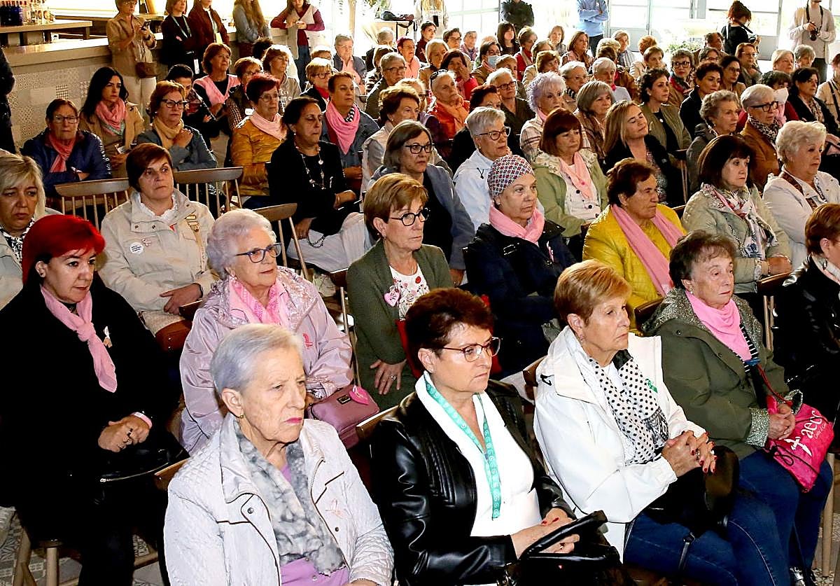 Asistentes al encuentro autonómico de personas con cáncer de mama celebrado este jueves en Segovia.