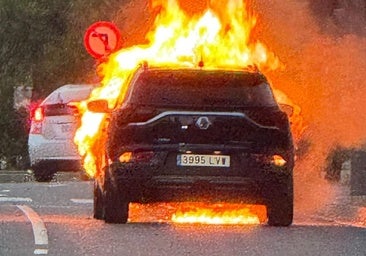 Espectacular incendio de un vehículo que ha circulado en llamas por una calle de Valladolid