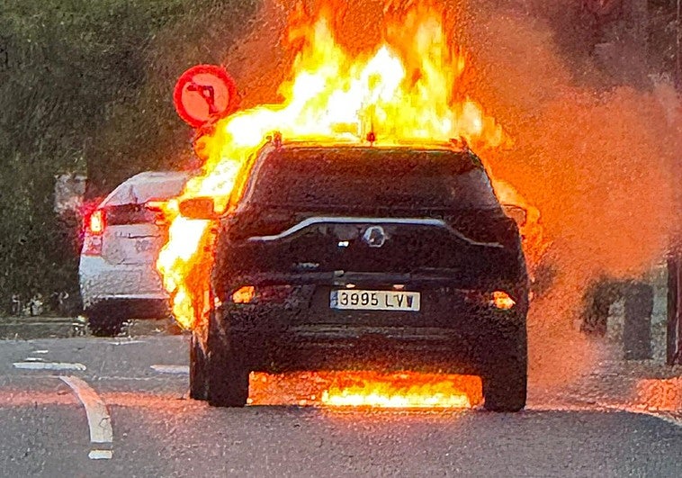 Imagen del coche en llamas.