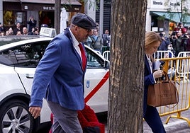 Koldo García, exasesor del exministro de Transportes José Luis Ábalos, llega ayer acompañado de su abogada Leticia de la Hoz, al Tribunal Supremo para declarar.
