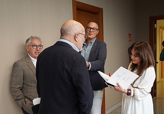 Ángel Ceña (Soria ¡Ya!, Francisco Igea y los socialistas Pedro Luis González y Patricia Gómez Urbán, antes de la Junta de Portavoces.