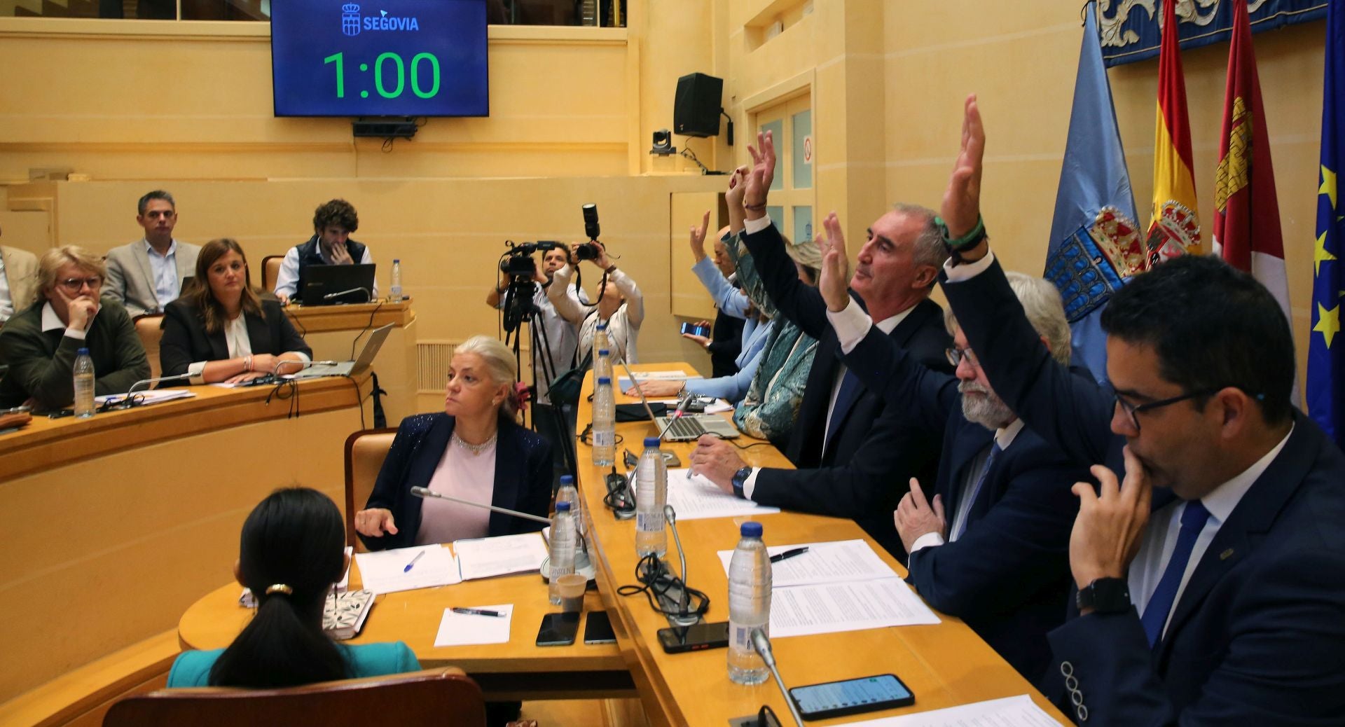 Los concejales del PP votan a favor de las tasas durante el pleno del miércoles.