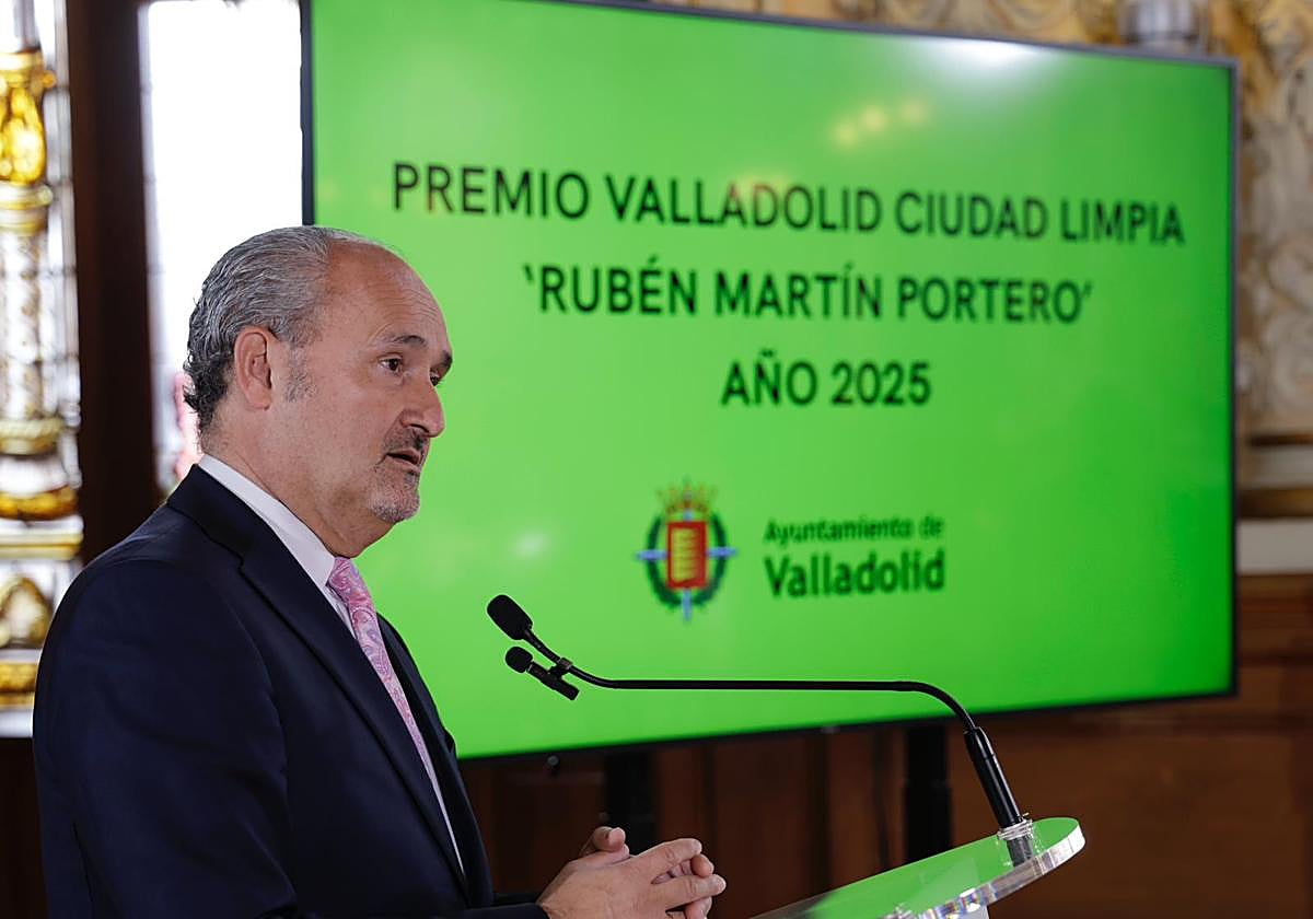 El concejal de Salud Pública y Seguridad Ciudadana, Alberto Cuadrado, durante la presentación del premio.
