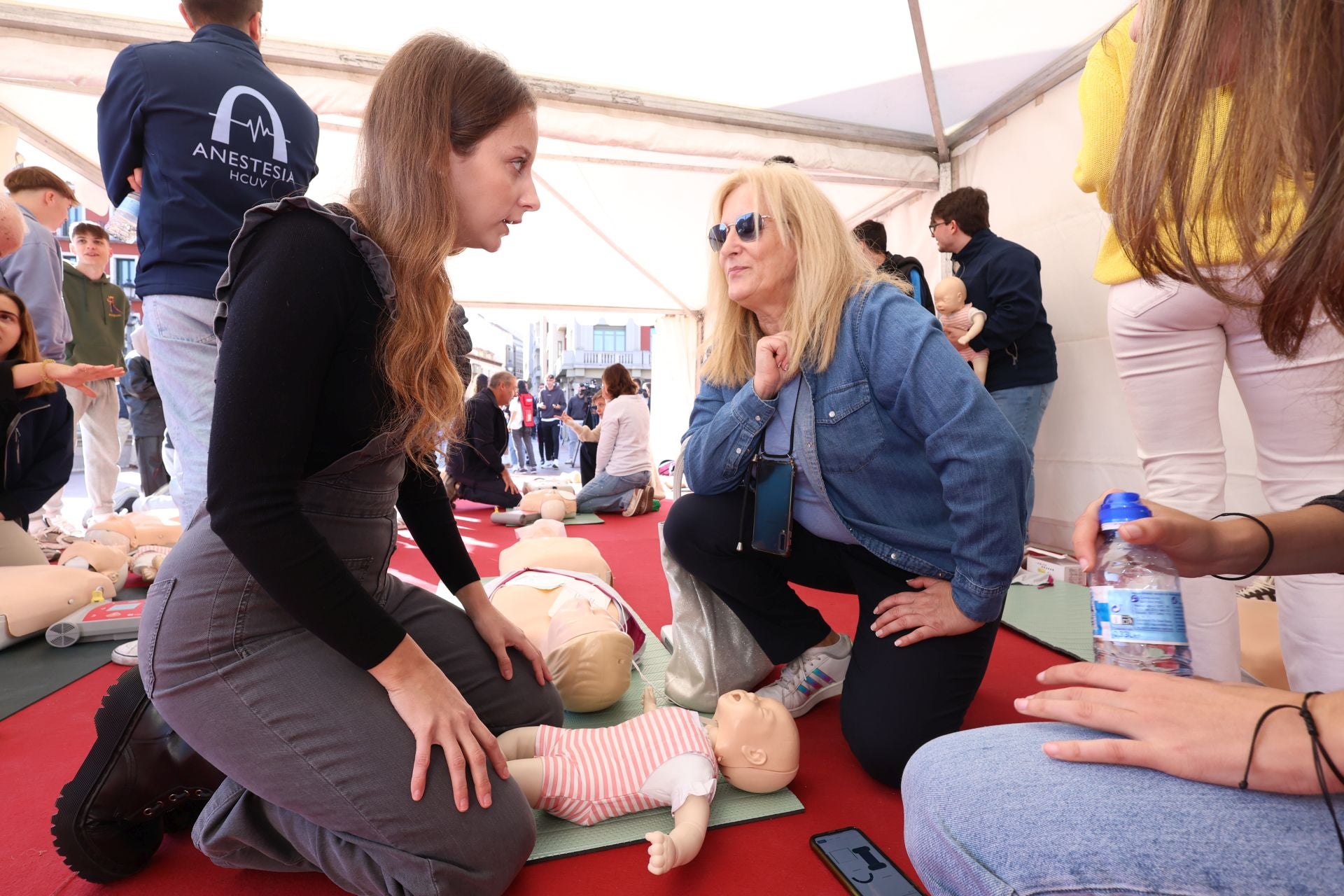 Las imágenes del taller de reanimación cardiovascular en la Plaza Mayor