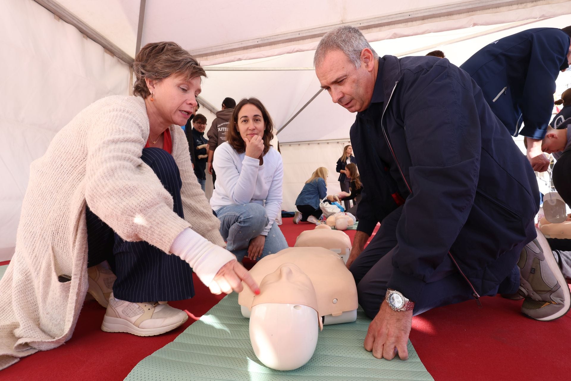 Las imágenes del taller de reanimación cardiovascular en la Plaza Mayor