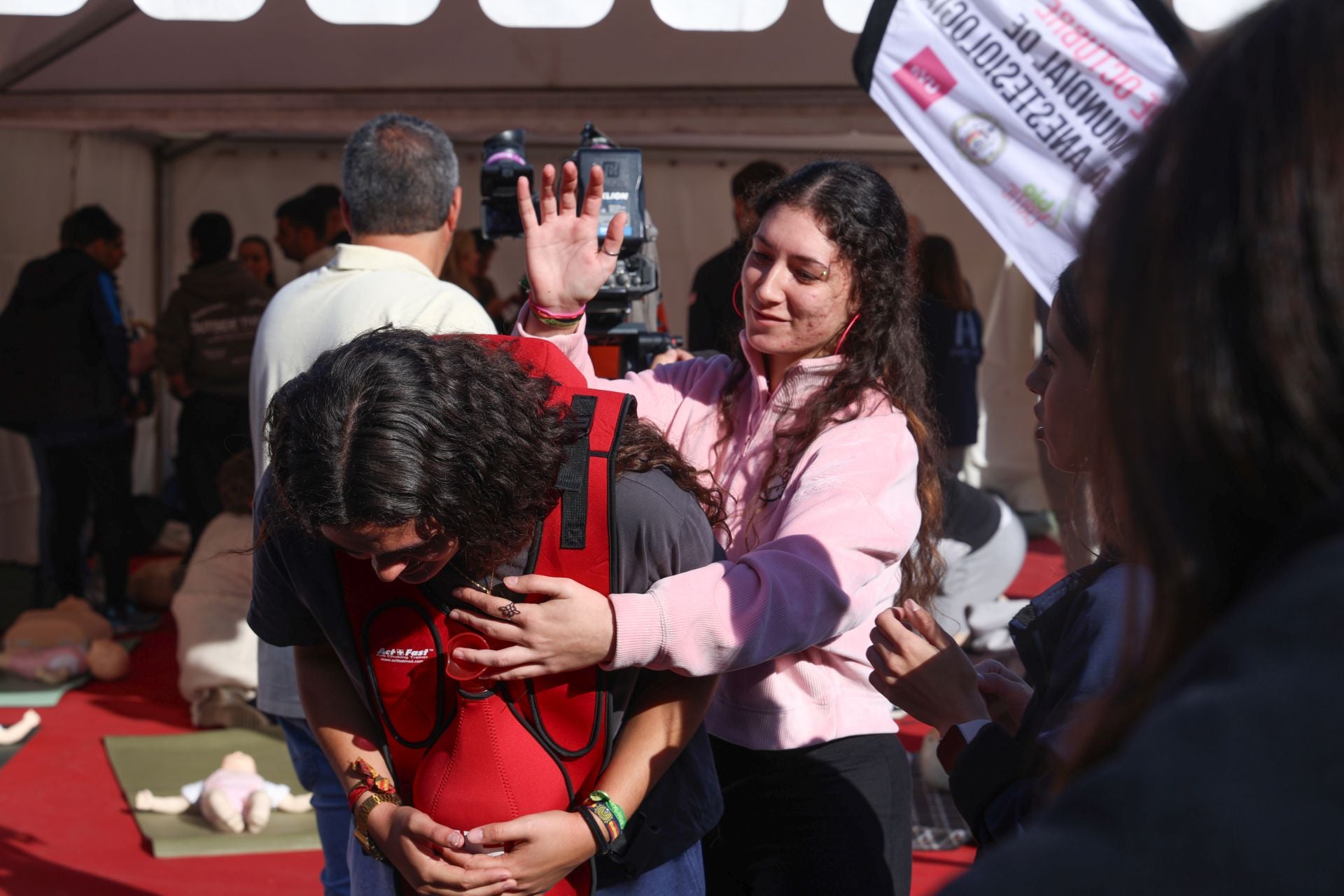 Las imágenes del taller de reanimación cardiovascular en la Plaza Mayor