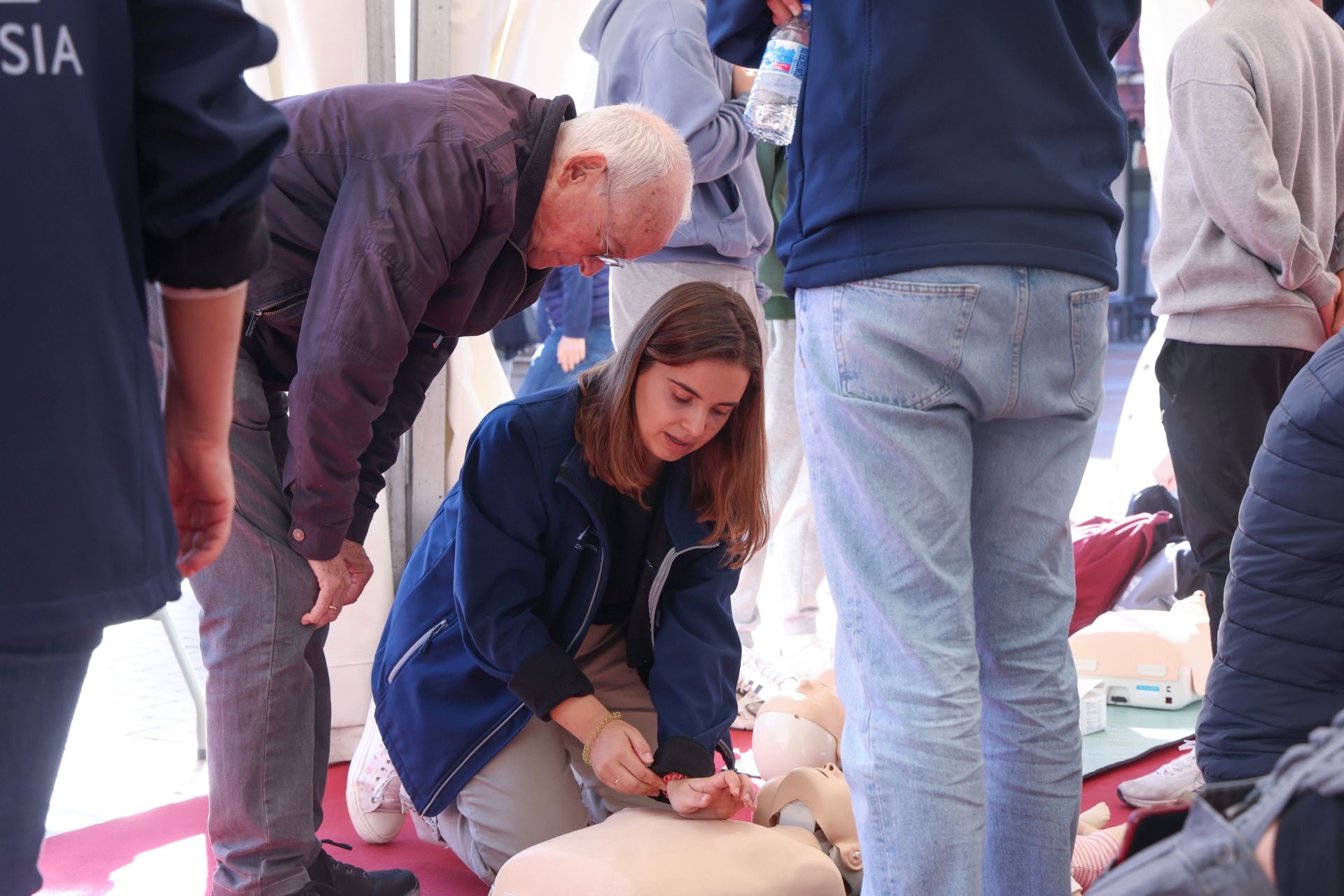 Las imágenes del taller de reanimación cardiovascular en la Plaza Mayor