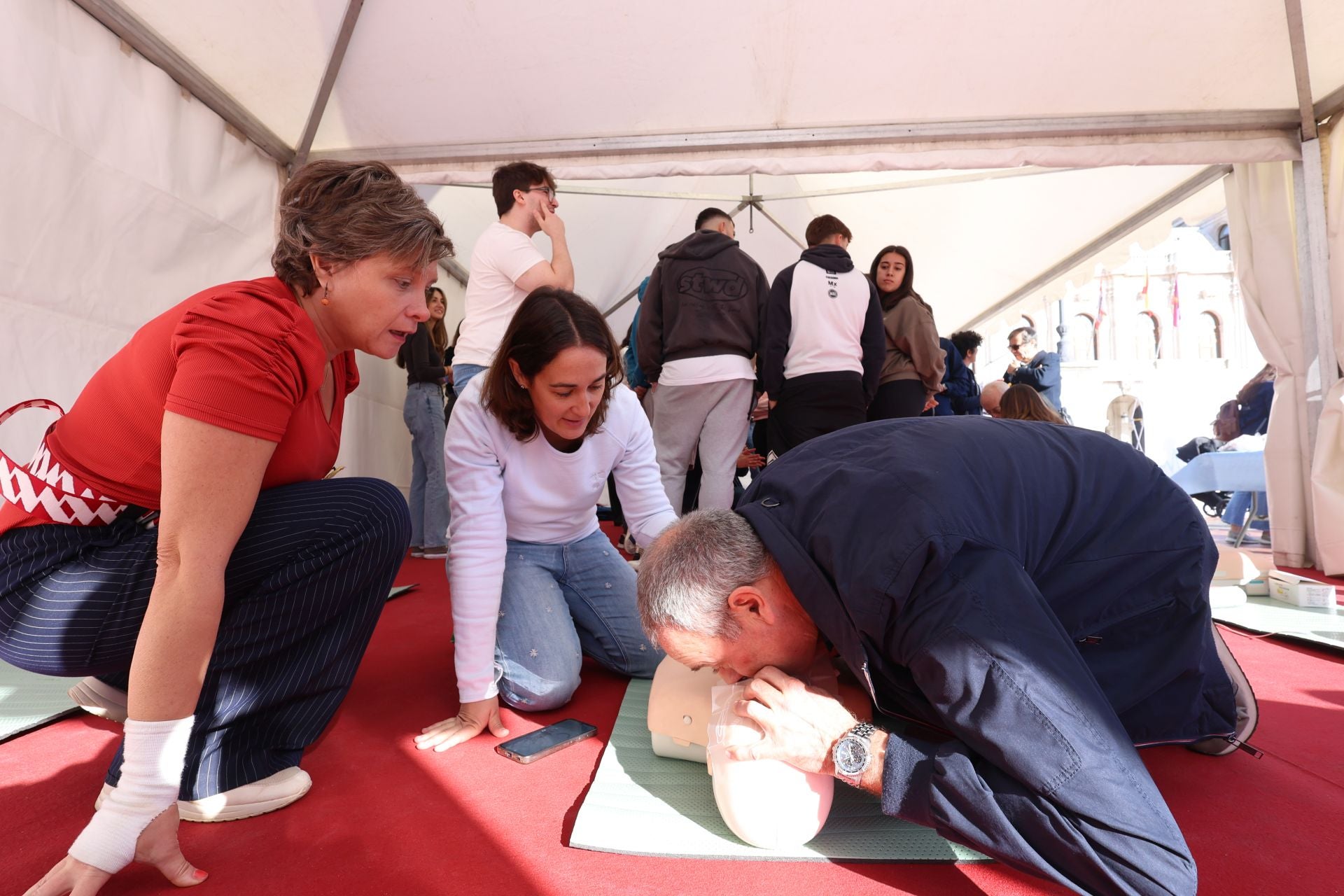 Las imágenes del taller de reanimación cardiovascular en la Plaza Mayor