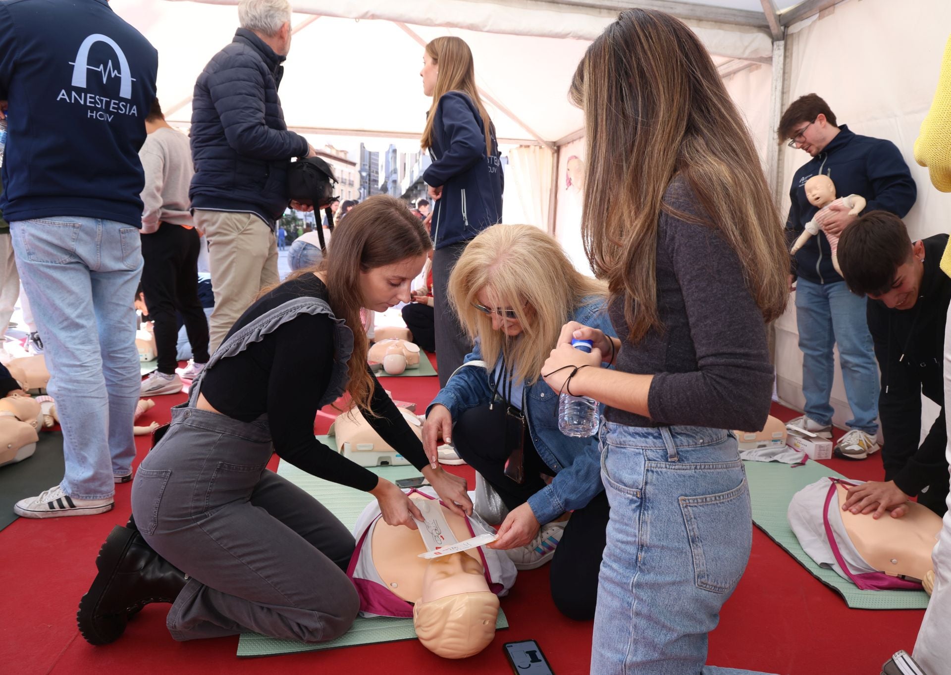 Las imágenes del taller de reanimación cardiovascular en la Plaza Mayor