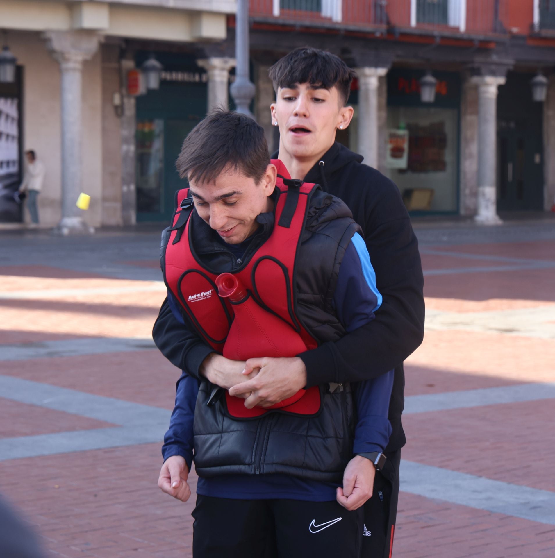 Las imágenes del taller de reanimación cardiovascular en la Plaza Mayor