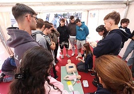 Profesionales del Hospital Clínico Universitario enseñan a un grupo de jóvenes a realizar la reanimación cardiovascular