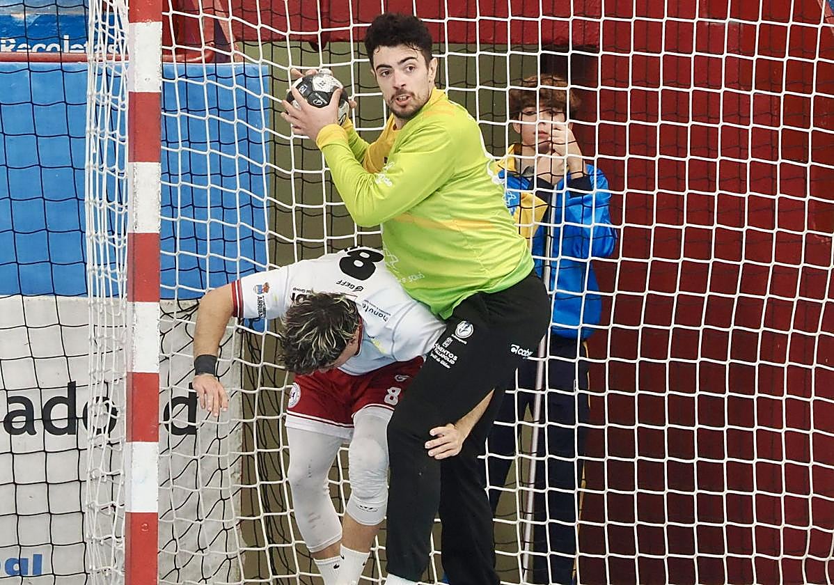 Juan Bar trata de sacar rápido el balón para jugarlo en el partido ante Logroño.