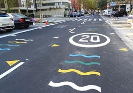 Nuevas marcas viales para reducir la velocidad en la calle Manuel Silvela, en torno al colegio Tierno Galván de Parquesol.