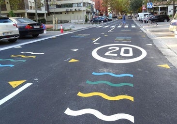 Ondas y 'dientes de león' de colores protegen a los peatones en torno a un colegio de Parquesol