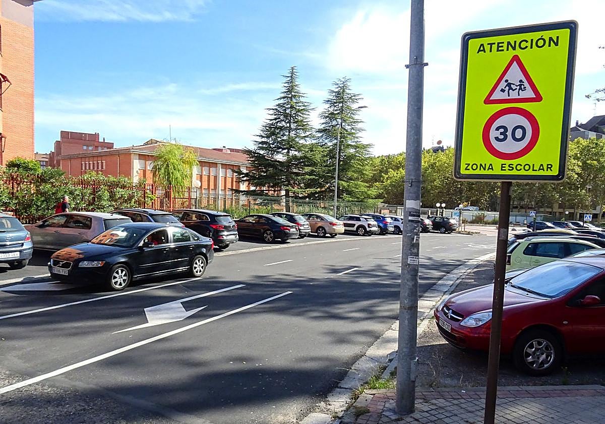 Imagen principal - Arriba, la vieja señal de 'zona escolar' que se mantiene en la entrada a Manuel Silvela desde Hernando de Acuña. Debajo, a la izquierda, la nueva marca vial, situada a continuación, con la nueva limitación a 20 kilómetros por hora. A la derecha, la señal, con las dos luces led, del paso inteligentes instalado ante el colegio Tierno Galván.