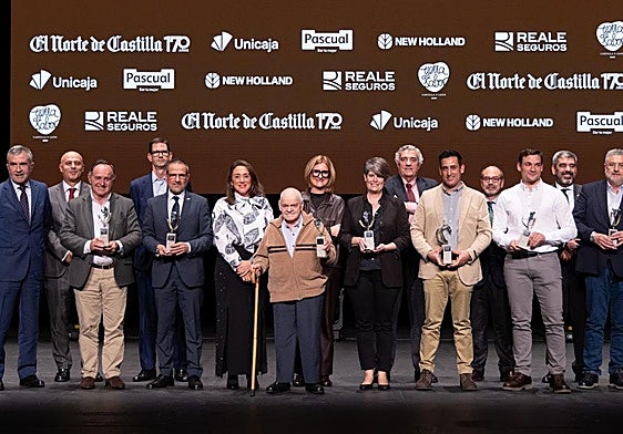 Premiados, organizadores, patrocinadores y represenantes institucionales en la foto de familia de la edición de 2024.