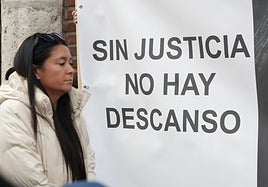 La hermana de Esther López, Inés, junto a un cartel que pide justicia para la joven, en diciembre del año pasado.