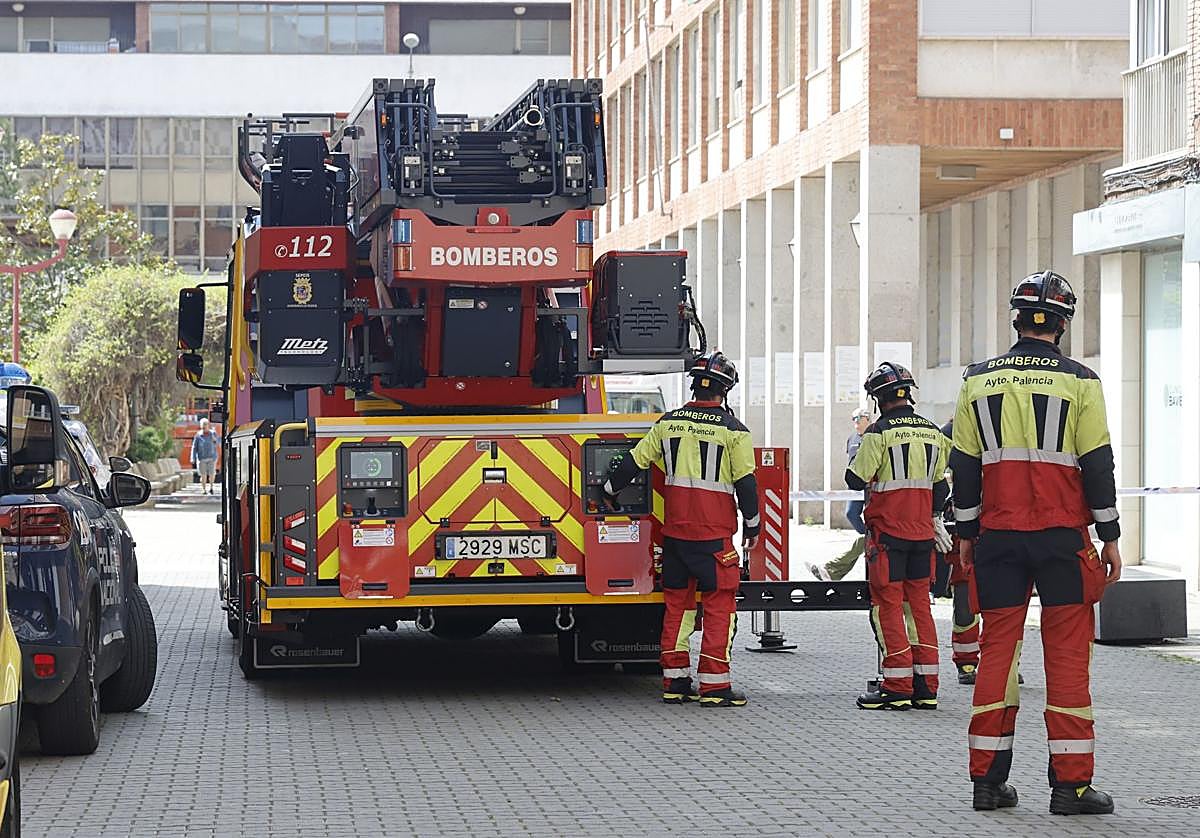 Intervención de los bomberos en la plaza de los Juzgados.