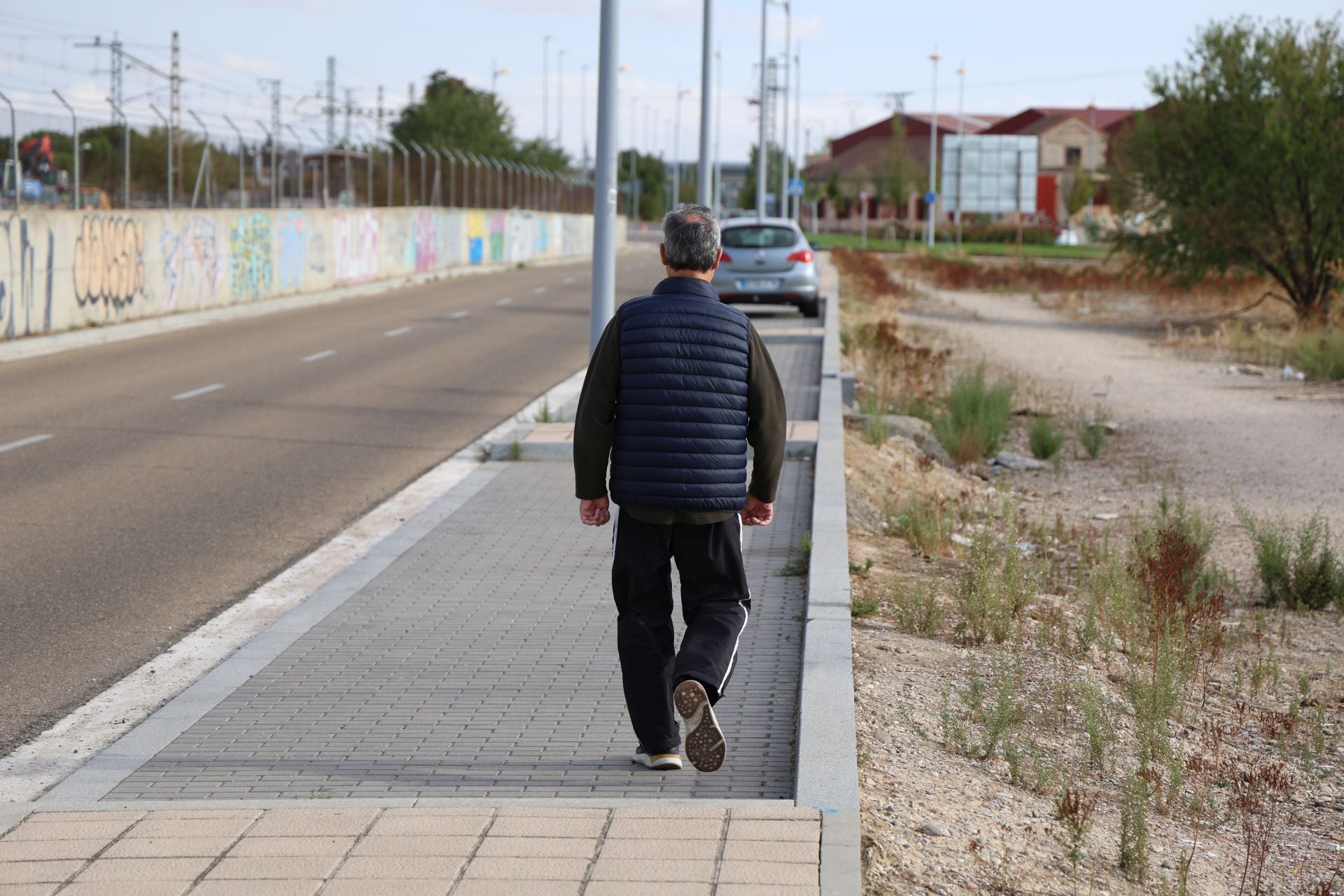 Un peatón camina por la acera interrumpida de la calle Salud. Al fondo, en uno de los tramos de estacionamiento, un vehículo aparcado que le obligará a utilizar la calzada.