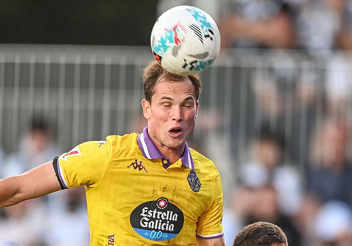 Latasa trata de rematar, en el encuentro disputado en Burgos el pasado domingo.