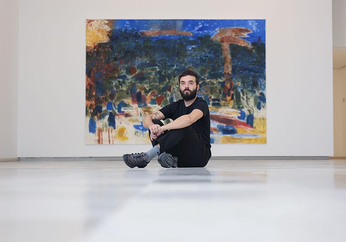Miguel Marina, en la sala 8 del Herreriano, con su obra al fondo.
