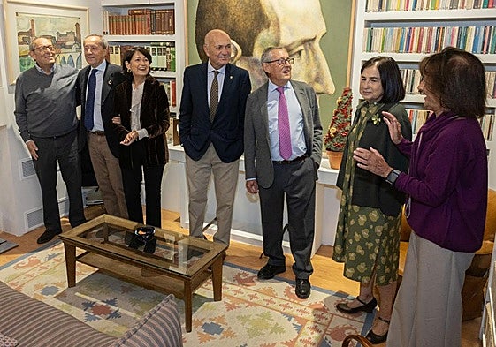 Los hijos del escritor en el salón de la Casa Delibes.