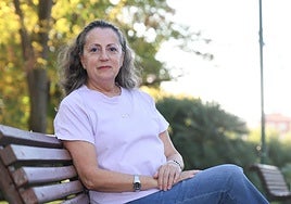 Elena, la tarde del pasado viernes, en un banco del parque de Canterac.