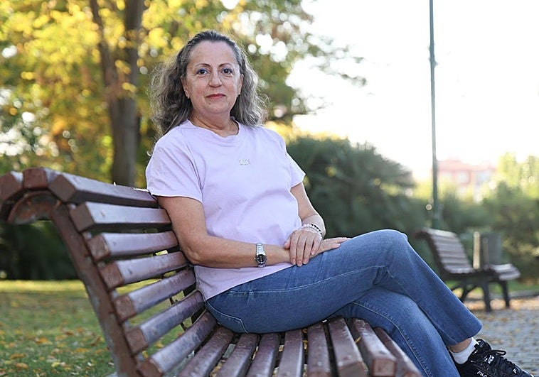 Elena, la tarde del pasado viernes, en un banco del parque de Canterac.