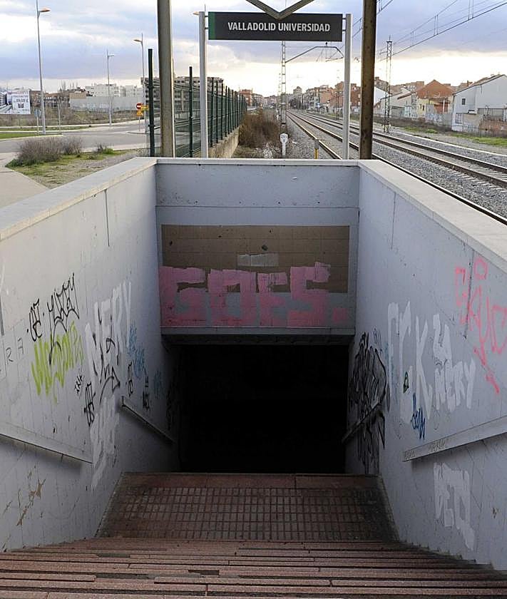Imagen secundaria 2 - Arriba, inundación del túnel del apeadero en 1998, seis años después de su inauguración. Debajo, a la izquierda, pintadas en su interior en 2011. A la derecha, la pronunciada escalinata en 2016.