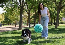 María Sanz y su perro Murphy, de María Vetican, jugando en el parque.