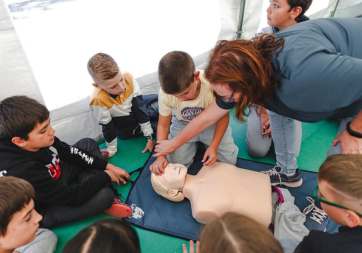 Los enfermeros de Palencia enseñan cómo hacer una RCP