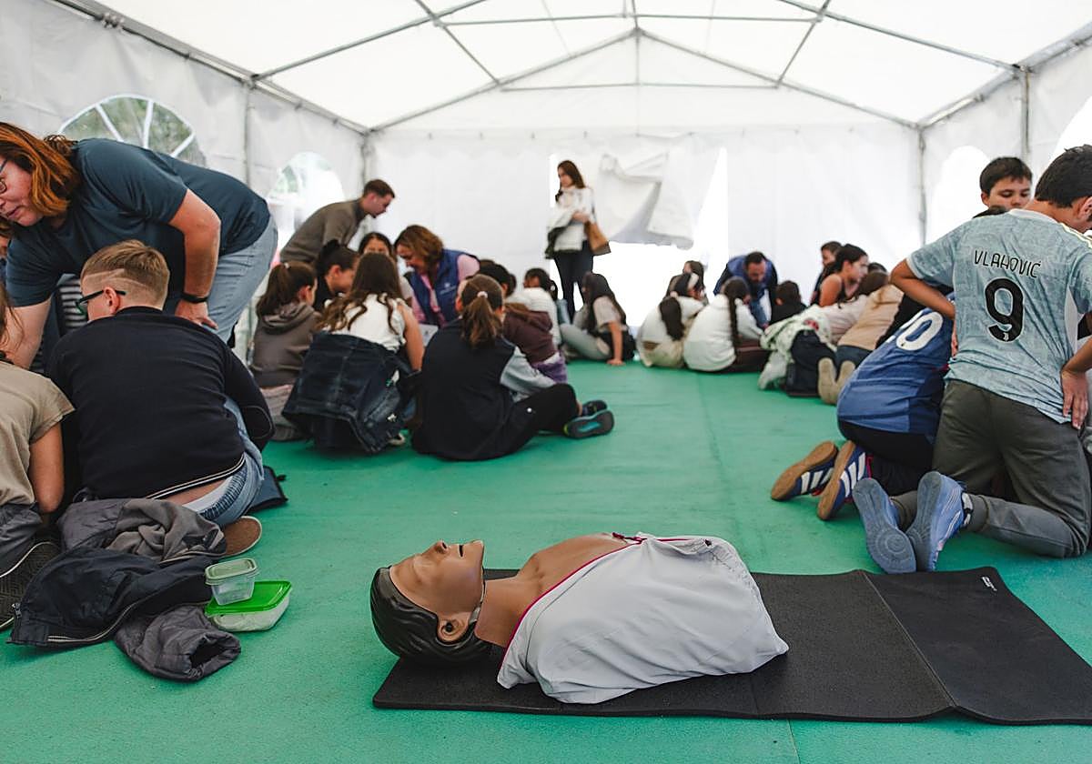 Talleres de reanimación cardiopulmonar en la carpa instalada en la Plaza Mayor.