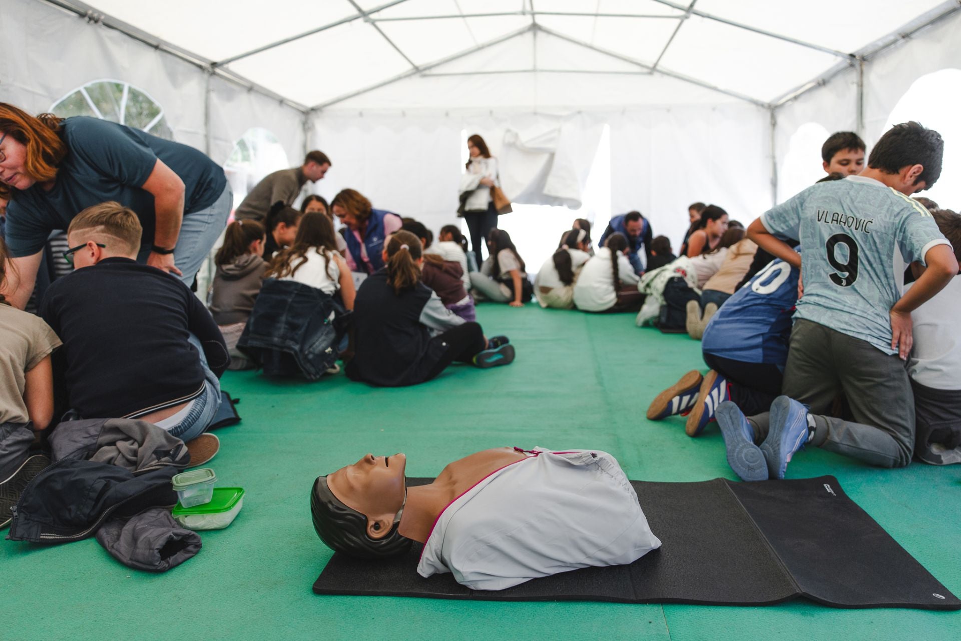 Los enfermeros de Palencia enseñan cómo hacer una RCP