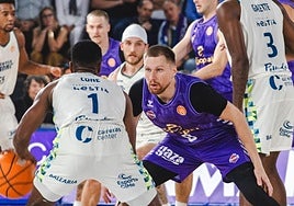 Jakovics defiende a Cone, este viernes en el Pabellón Municipal.