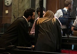 César Arribas charla con sus abogados durante la primera sesión del juicio, de constitución del jurado popular.