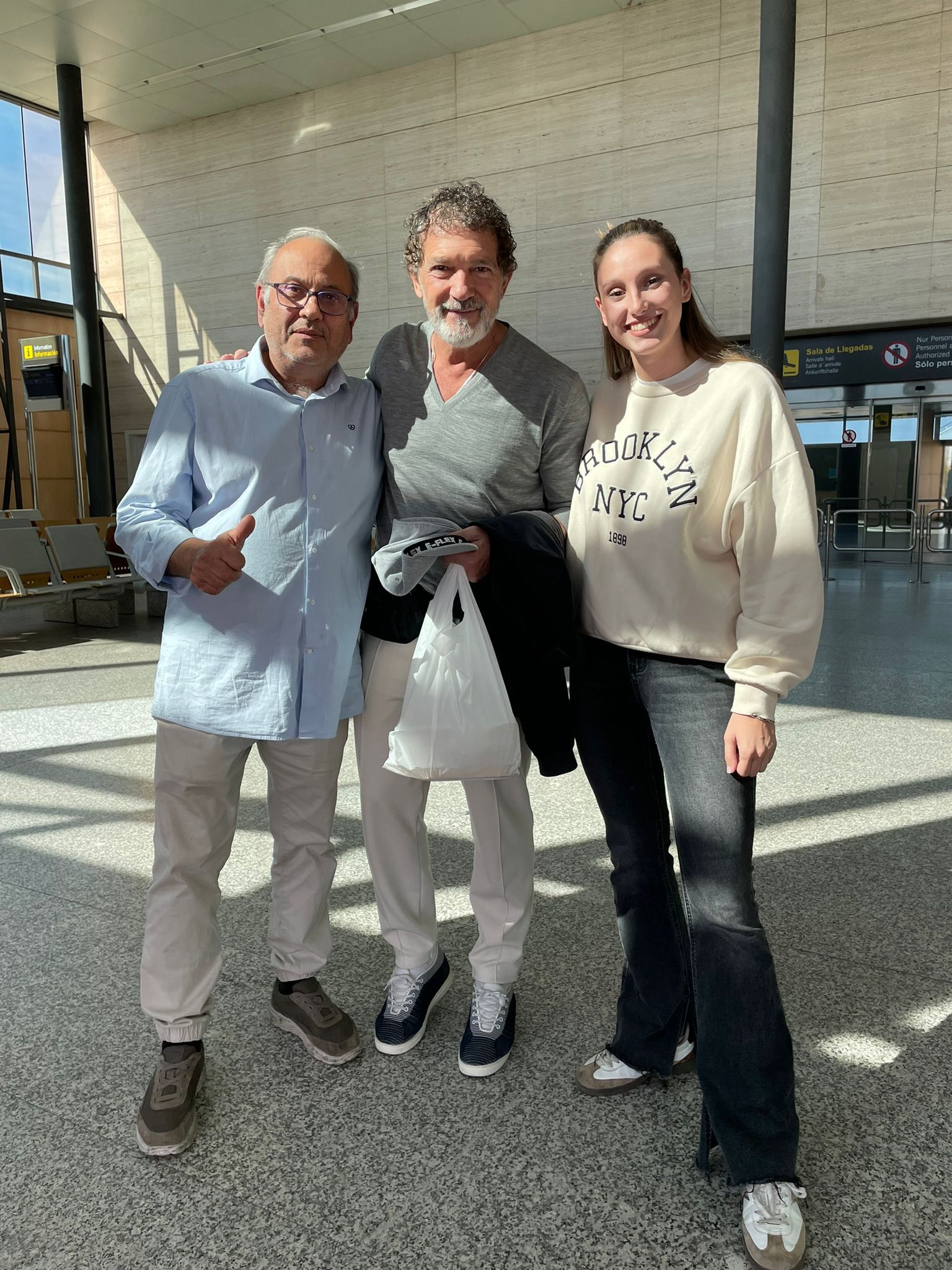 Alejandro y su hija Blanca Laguna, junto al actor malagueño Antonio Banderas en el aeropuerto de Villanubla.