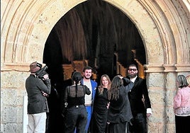 Un grupo de invitados en el patio interior del Monasterio de Valbuena.