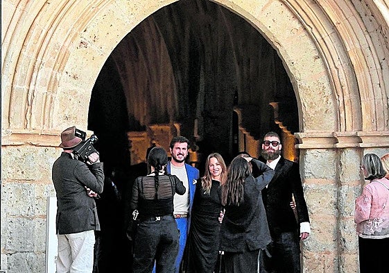 Un grupo de invitados en el patio interior del Monasterio de Valbuena.